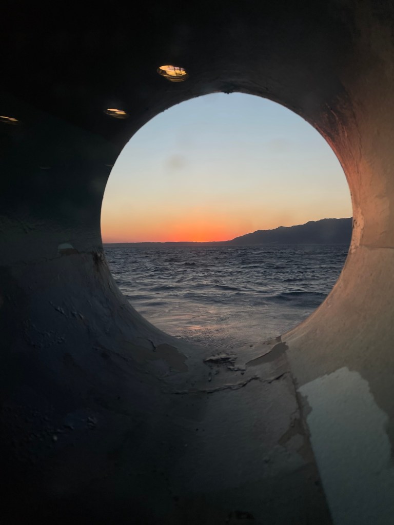 Auf dem Meer durch schiffsluke